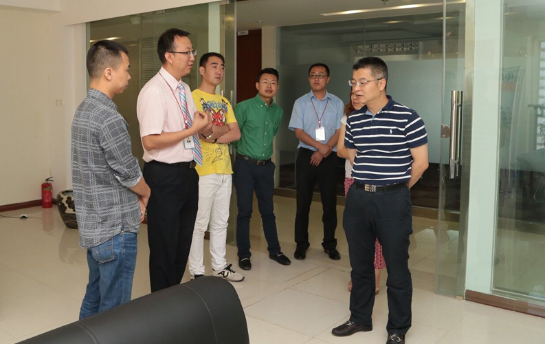 重慶市渝北區(qū)人民政府相關(guān)領(lǐng)導(dǎo)蒞臨云南天度集團考察，雙方將于近日簽訂投資合同，天度集團將在重慶投資設(shè)立控股子公司-重慶天度網(wǎng)絡(luò)信息技術(shù)有限公司，并建立200人規(guī)模的專業(yè)技術(shù)研發(fā)基地，此后將大大增強天度技術(shù)研發(fā)實力和公司綜合優(yōu)勢