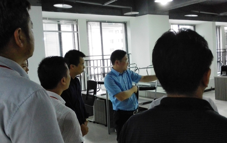 賴區(qū)長鼓勵(lì)重慶天度網(wǎng)絡(luò)公司要多進(jìn)行創(chuàng)新，并就天度未來發(fā)展方向做出重要指示。