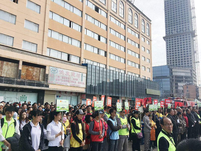 2017年3月5日，是我國第54個學雷鋒紀念日。3月份的春天萬物復蘇，百花齊放。陽光透過淡薄的云層照耀著大地，它的萬道金光愉快地普照著萬物。春風拂面,是那么清柔,那么親切,就像是雷鋒的精神一直溫暖著、鼓舞著我們!