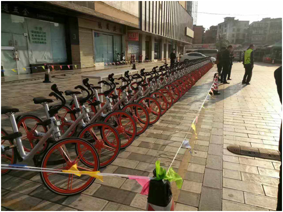 上午11點，云南天度投資集團有限公司、云紡商業(yè)區(qū)、昆明悅動文化傳播有限公司、云南北瑞兔司機新能源汽車科技有限公司、moblke摩拜單車許多商戶踴躍參加，由150余名志愿者組成的隊伍開始了浩浩蕩蕩的4公里公益徒步，目的是鼓勵大家使用零污染的交通工具，降低自然資源的耗損，同時也是為了讓市民能夠熟知這樣的出行方式，倡導綠色出行。